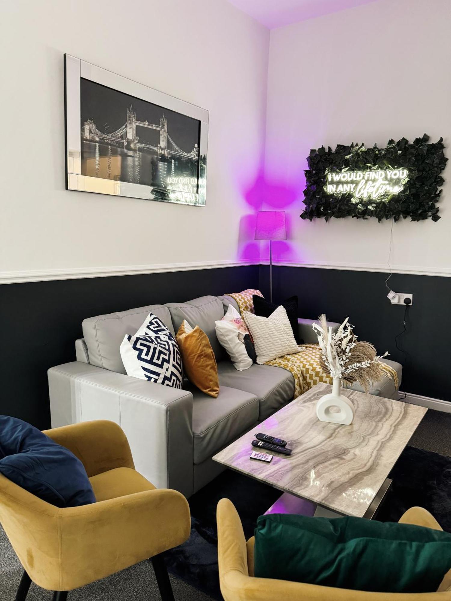 A&A Luxury Stay Rosedale St - Chic, Modern, City Centre, Neon Decor 森德兰 外观 照片