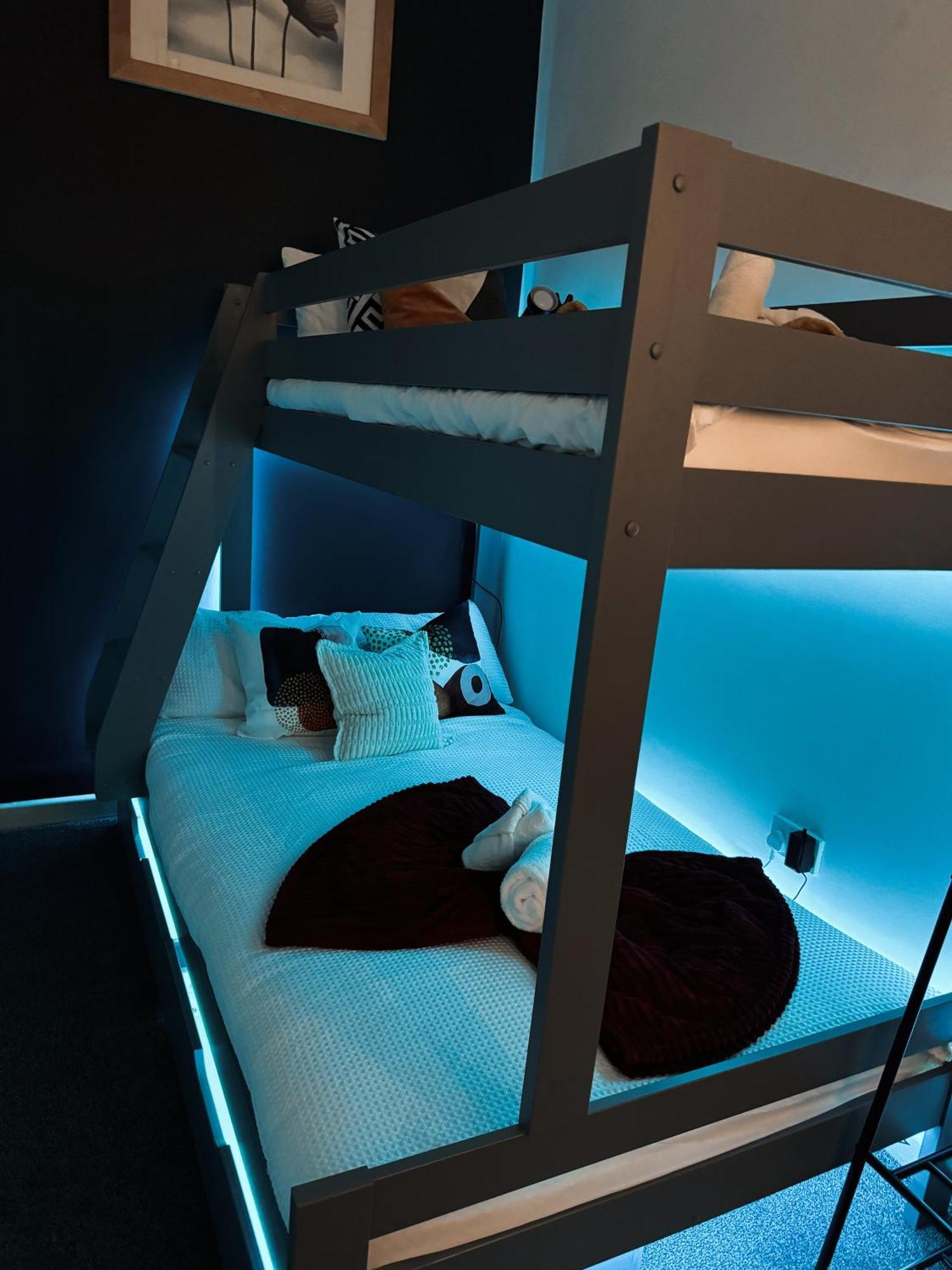 A&A Luxury Stay Rosedale St - Chic, Modern, City Centre, Neon Decor 森德兰 外观 照片