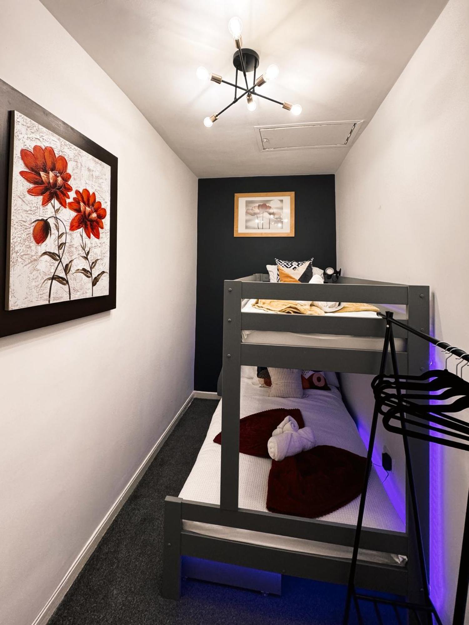 A&A Luxury Stay Rosedale St - Chic, Modern, City Centre, Neon Decor 森德兰 外观 照片